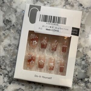 Source Unknown Floral Nail Set - Pink and White